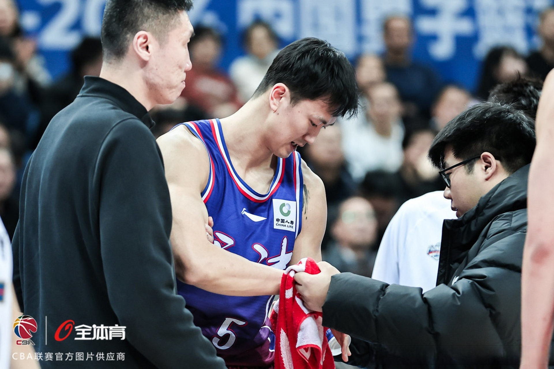 赛地聚焦——CBA常规赛今夜热度飙升，深圳男篮伤情更新，话题不断，临场指挥获称赞的简单介绍